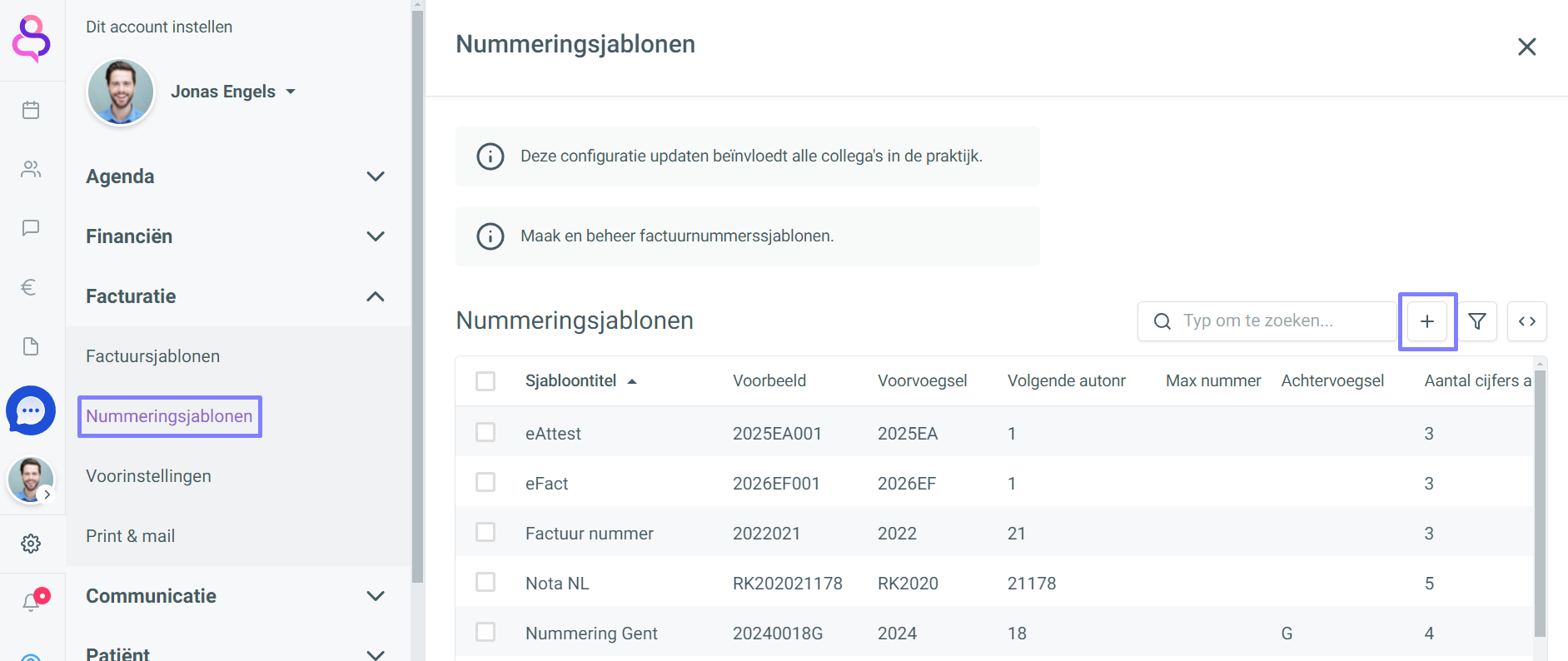 The Facturatie > Nummeringsjablonen screen shows invoice numbering templates in a table, with the add (+) button outlined in purple. Visible: Dit account instellen, Jonas Engels, Agenda, Financiën, Facturatie, Factuursjablonen.