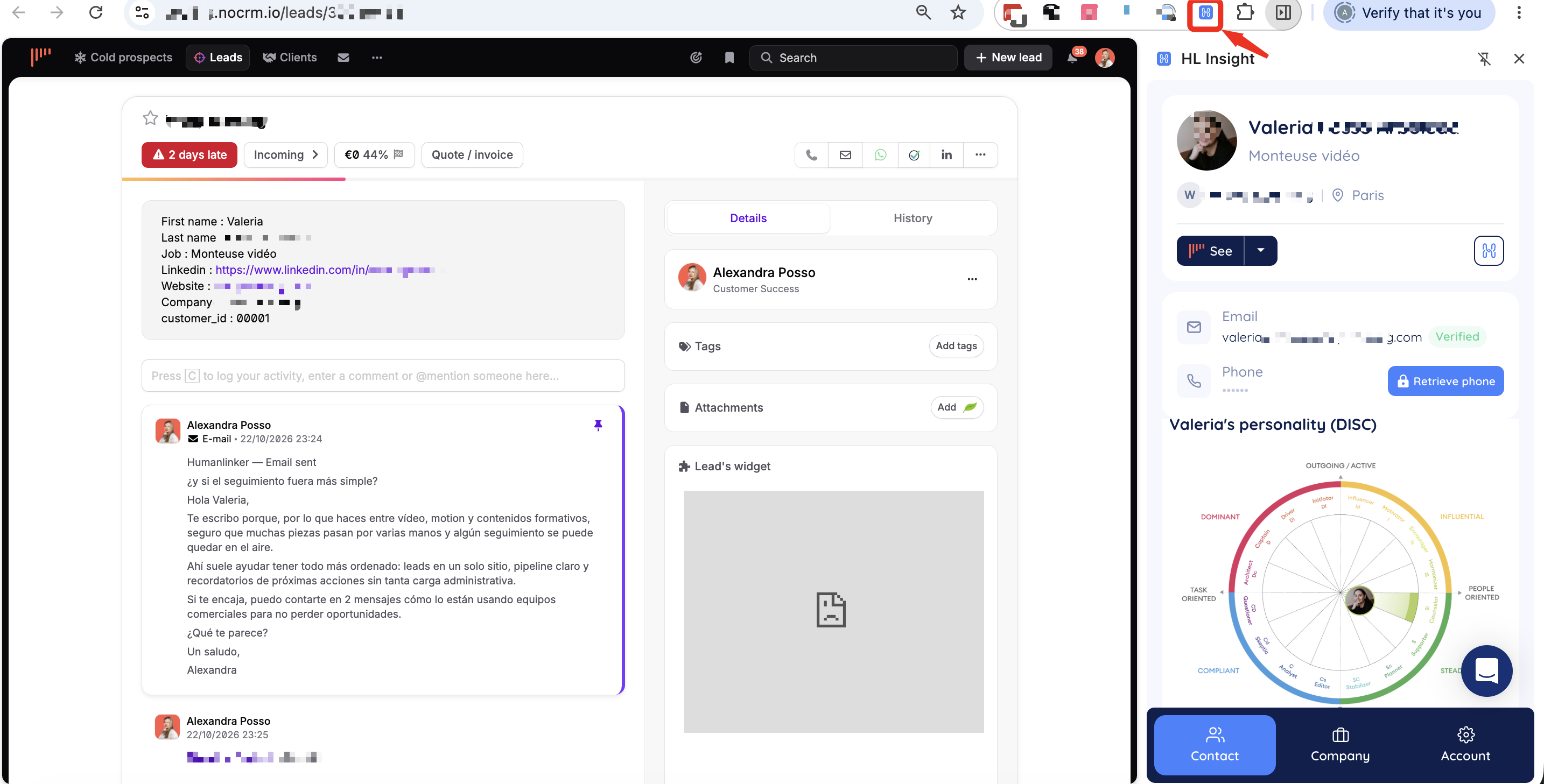 Lead de noCRM abierto con el panel HL Insight a la derecha (email, teléfono, perfil DISC); una flecha señala el icono de la extensión.