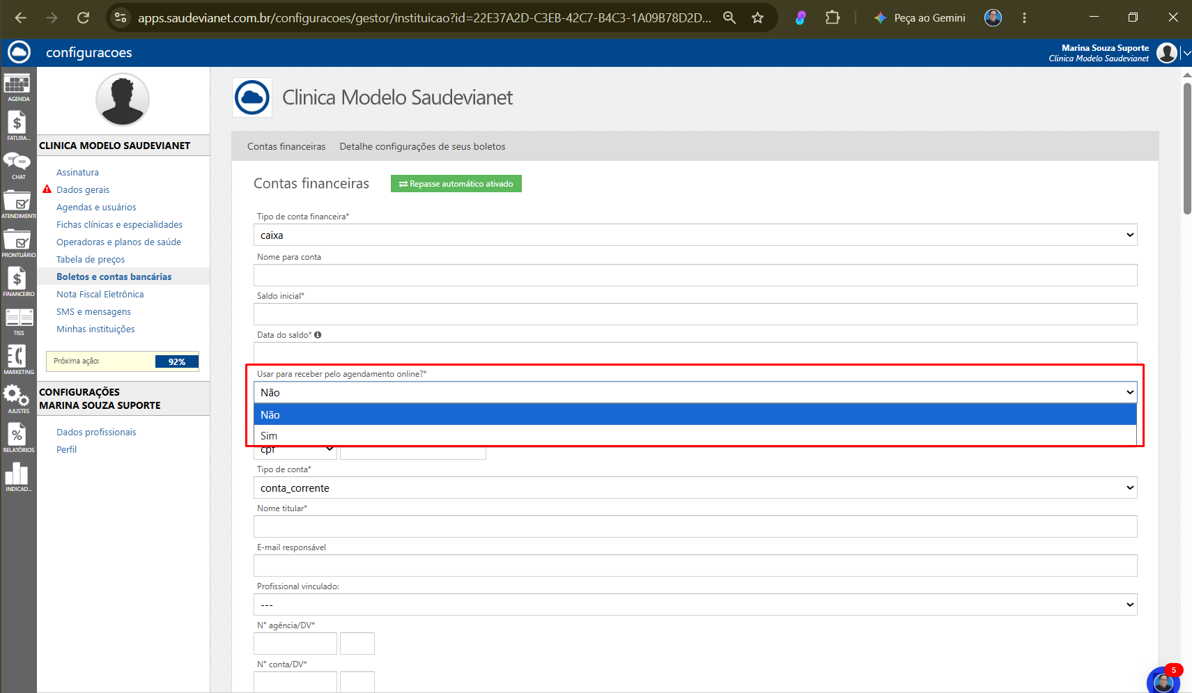 The clinic settings screen shows the financial account form with the online appointment payment dropdown open and outlined in red, pointing to the options “Não” and “Sim.”. Visible: configuracoes, Clinica Modelo Saudevianet, Boletos e contas bancárias, Contas financeiras, Repasse automático ativado,
