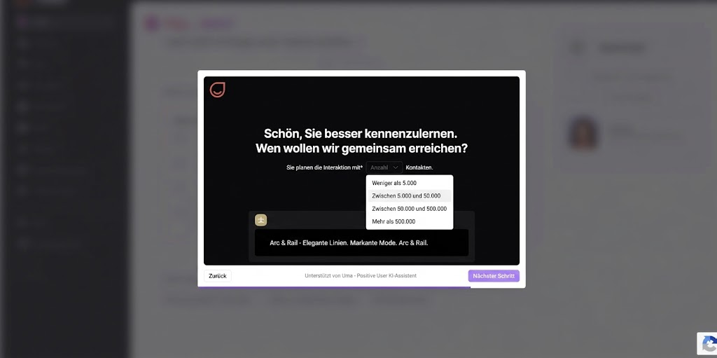 A German onboarding modal asks about planned contact volume, with the Anzahl dropdown open over a campaign preview and Zurück and Nächster Schritt buttons below. Visible: Schön, Sie besser kennenzulernen., Wen wollen wir gemeinsam erreichen?, Sie planen die Interaktion mit, Anzahl, Kontakten., Wenig