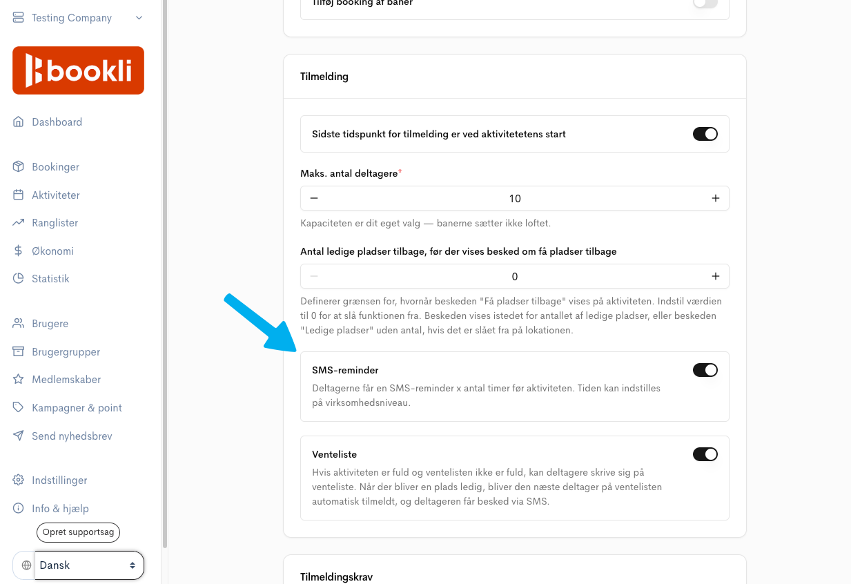Indstillinger for aktivitetens tilmelding viser deltagergrænser, SMS-reminder og venteliste; pilen peger på SMS-reminder. Visible: Tilmelding, Sidste tidspunkt for tilmelding er ved aktivitetens start, Maks. antal deltagere*, Kapaciteten er dit eget valg — banerne sætter ikke loftet., Antal ledige p