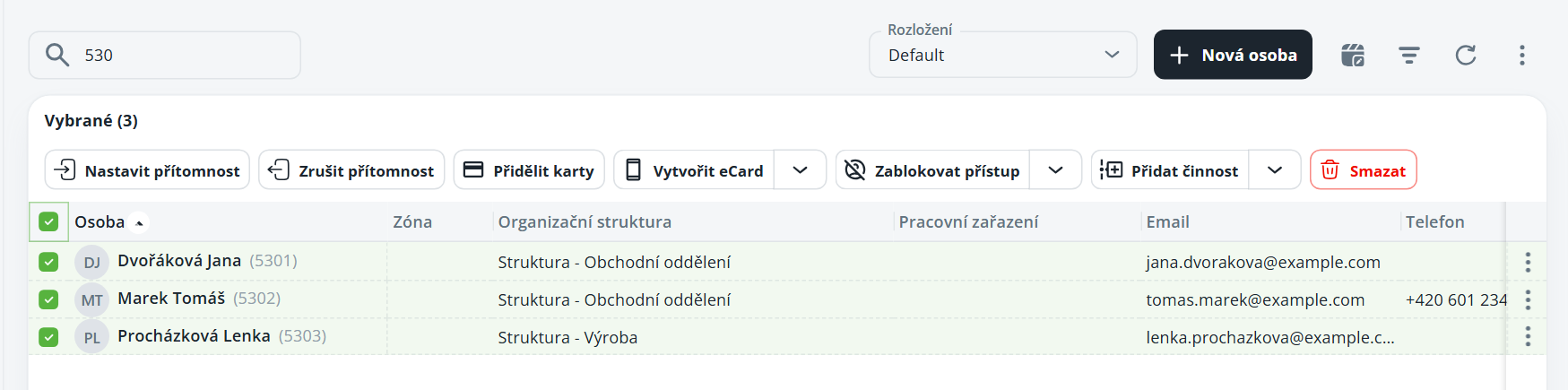 Seznam osob s vyhledáním „530“ a třemi vybranými záznamy, včetně hromadných akcí a sloupců organizační struktura, pracovní zařazení, email a telefon. Visible: 530, Rozložení, Default, Nová osoba, Vybrané (3), Nastavit přítomnost.