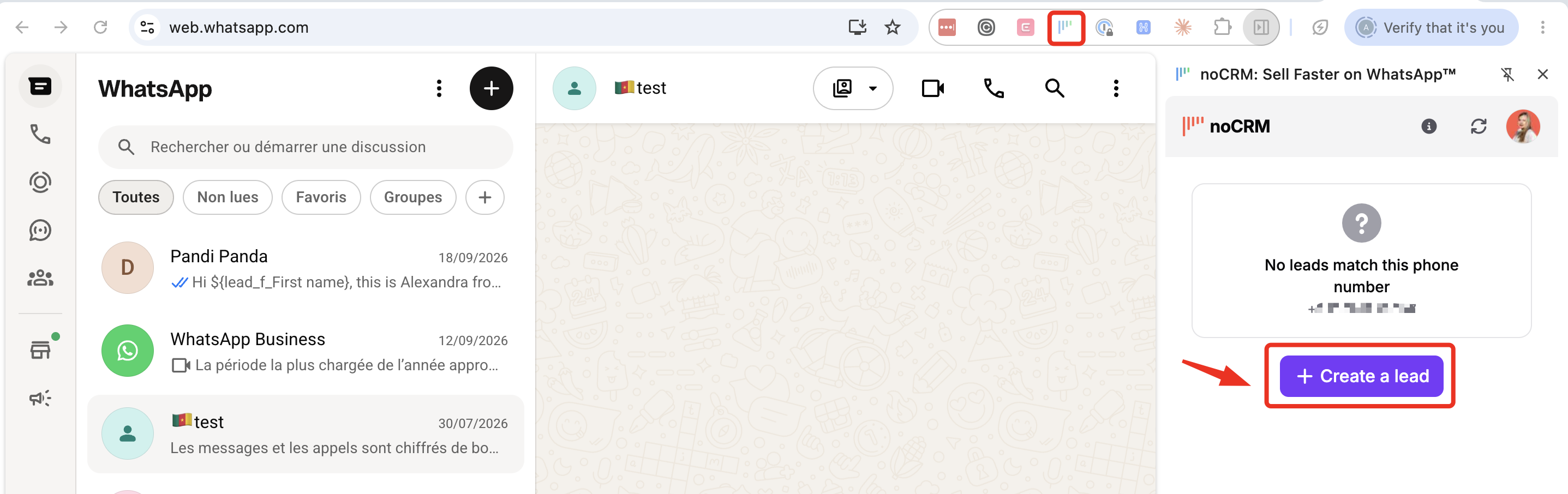 WhatsApp Web chat with the noCRM sidebar open shows no matching lead, and a red arrow points to the “Create a lead” button. Visible: WhatsApp, Rechercher ou démarrer une discussion, Toutes, Non lues, Favoris, Groupes.