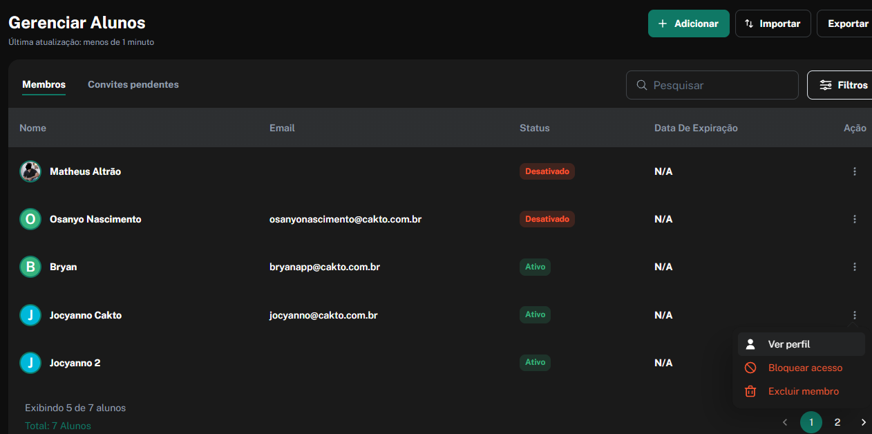 Tela Gerenciar Alunos na seção Membros, com lista de alunos e menu de ações aberto para um membro; mostra opções de perfil, bloqueio e exclusão. Visible: Gerenciar Alunos, Última atualização: menos de 1 minuto, Adicionar, Importar, Exportar, Membros.