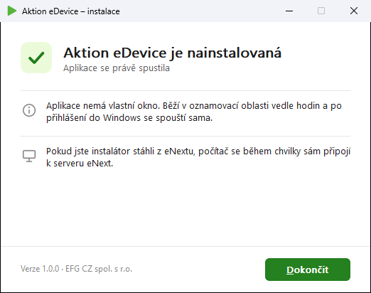 The eDevice installer completion screen says installation is finished and the application has started, with a Done button. Visible: Aktion eDevice – instalace, Aktion eDevice je nainstalovaná, Aplikace se právě spustila, Aplikace nemá vlastní okno. Běží v oznamovací oblasti vedle hodin a po přihláše