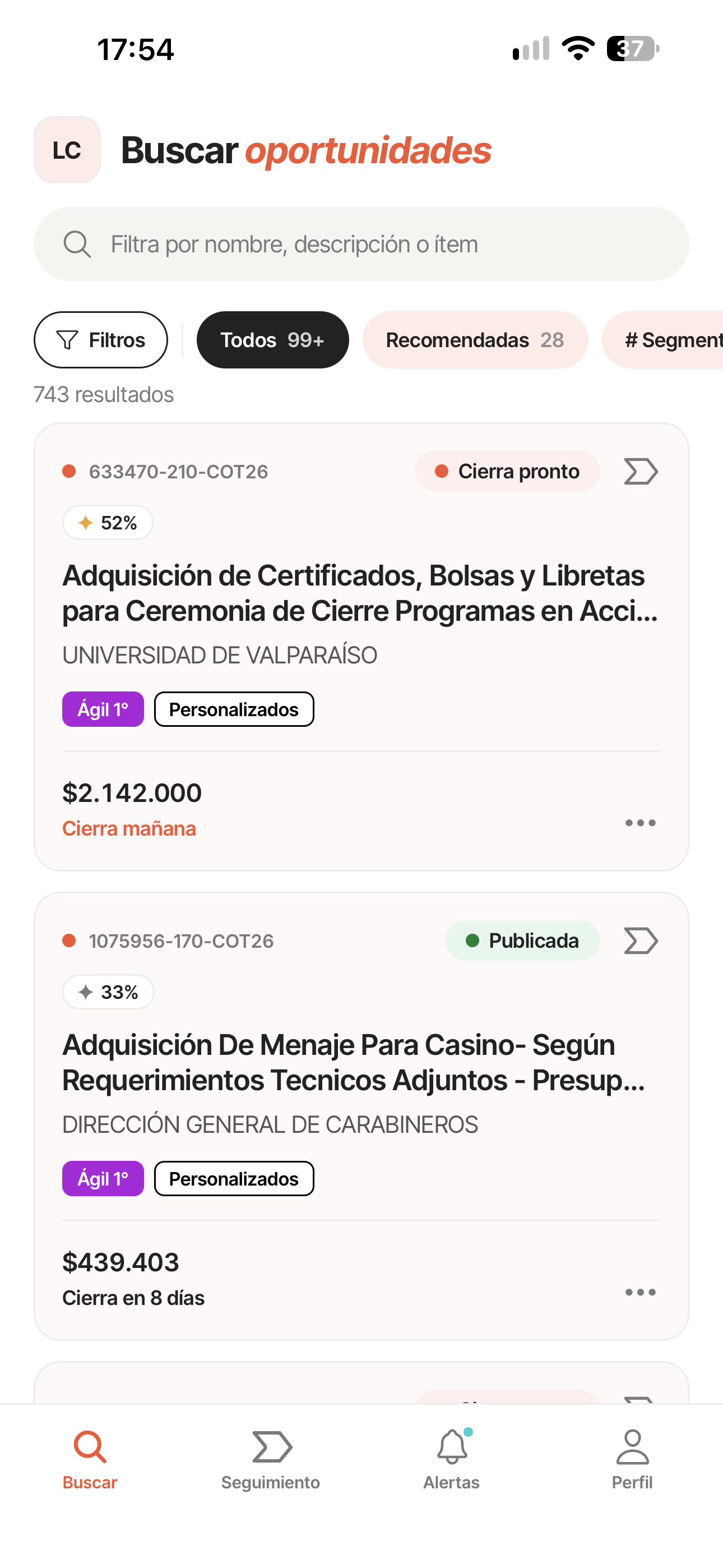 La pantalla Buscar oportunidades muestra un buscador, filtros y resultados de licitaciones con estados, porcentajes, organismos y montos. Visible: Buscar oportunidades, Filtra por nombre, descripción o ítem, Filtros, Todos 99+, Recomendadas 28, 743 resultados.