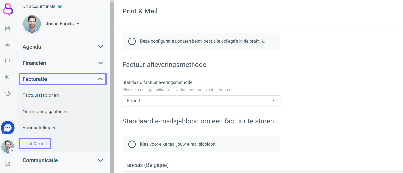 The settings screen shows Facturatie expanded with Print & mail selected, displaying invoice delivery method and default invoice email template settings. Visible: Dit account instellen, Jonas Engels, Agenda, Financiën, Facturatie, Factuursjablonen.