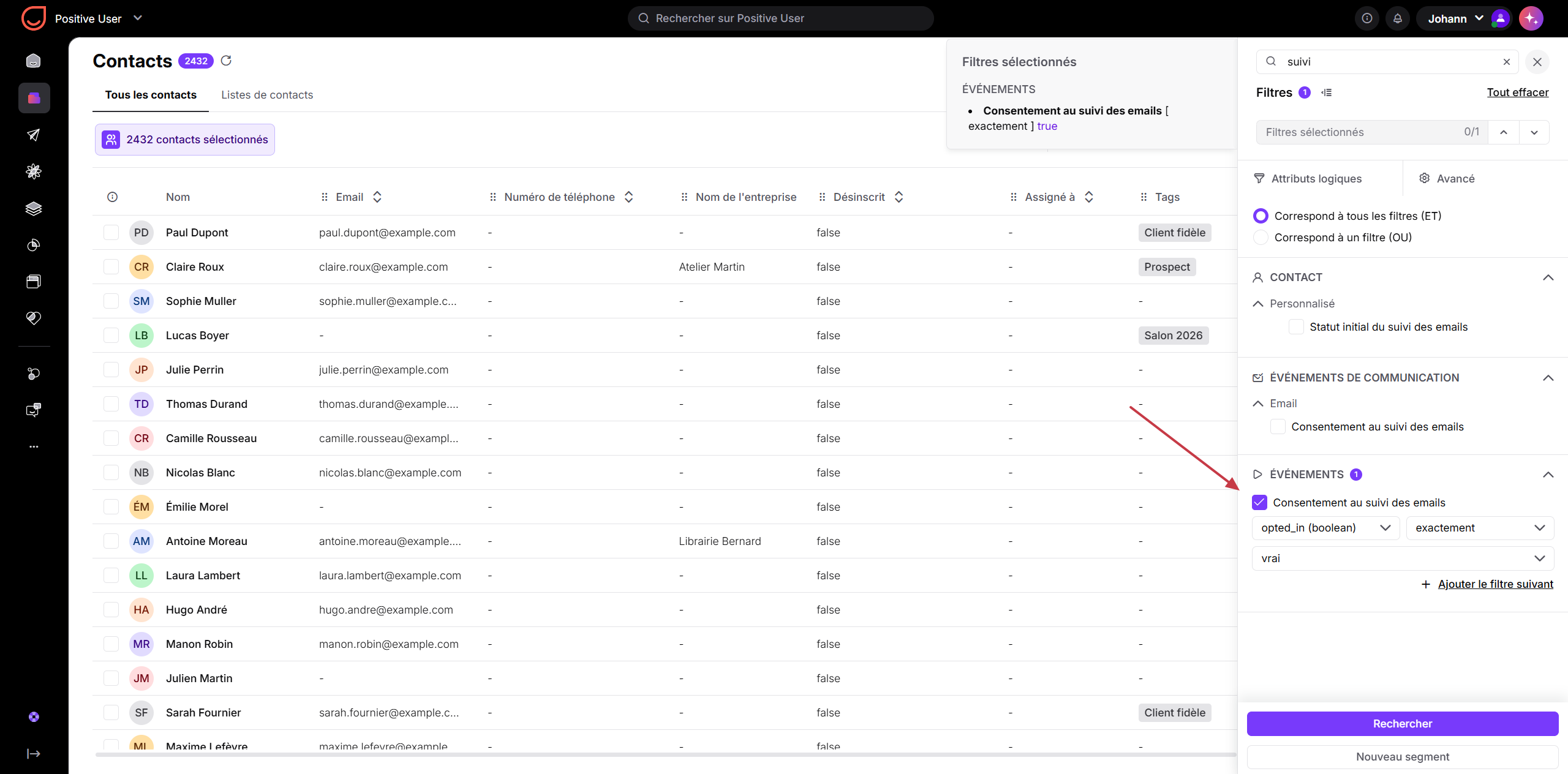 Contacts page with the filter panel open; a red arrow points to the checked “Consentement au suivi des emails” event filter. Visible: Contacts, Tous les contacts, Listes de contacts, 2432 contacts sélectionnés, Nom, Email.