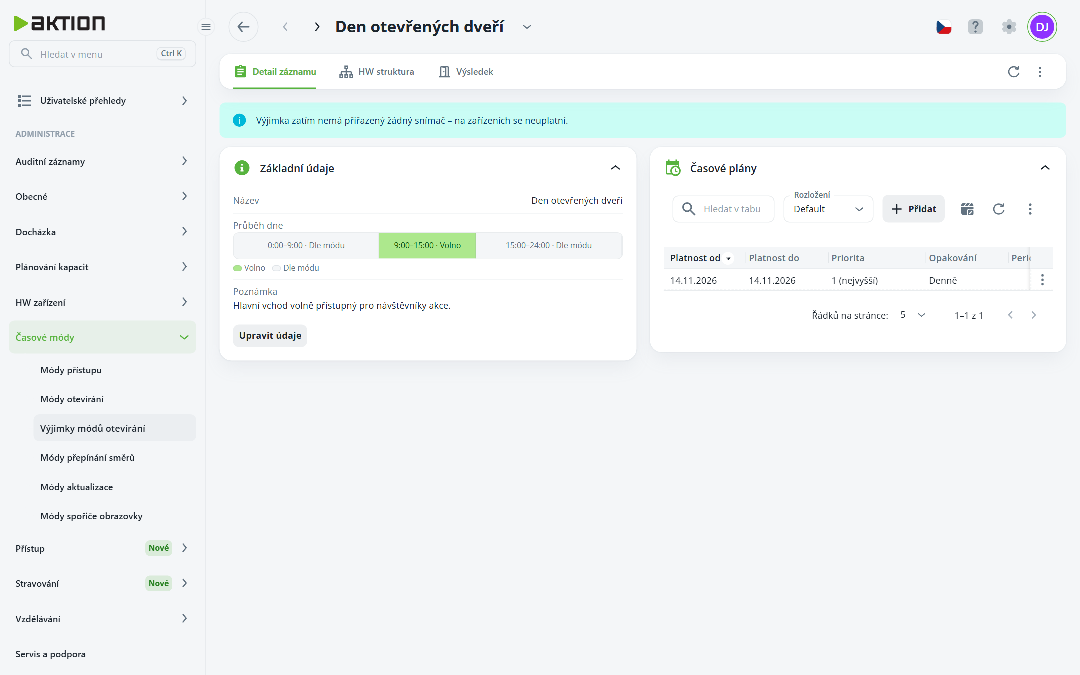 AKTION administration screen shows the “Den otevřených dveří” opening-mode exception, with its daily schedule and time-plan table. Visible: Detail záznamu, HW struktura, Výsledek, Výjimka zatím nemá přiřazený žádný snímač – na zařízeních se neuplatní., Základní údaje, Název.