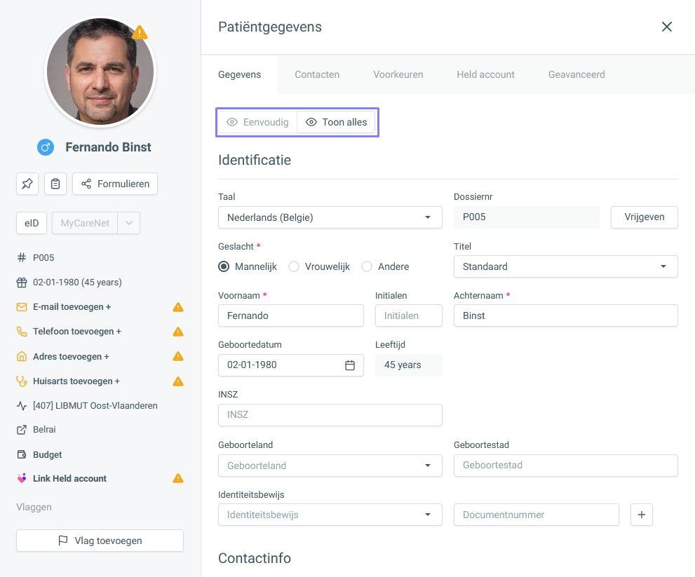Patiëntgegevens screen with the Gegevens tab open, showing identification fields for Fernando Binst and the Eenvoudig/Toon alles controls outlined in purple. Visible: Patiëntgegevens, Gegevens, Contacten, Voorkeuren, Held account, Geavanceerd.