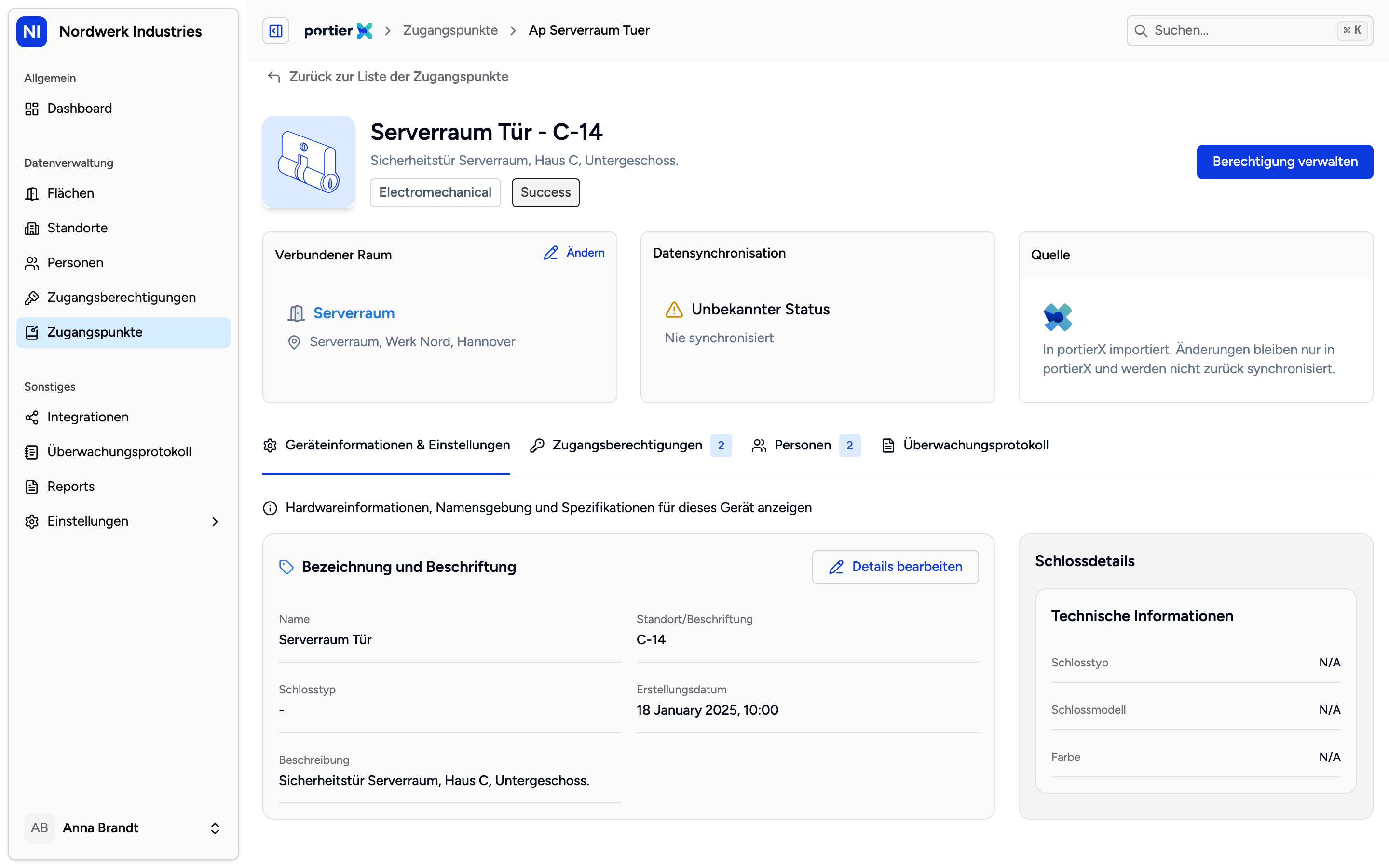 Die drei Karten beantworten drei verschiedene Fragen: wo die Tür sitzt, ob portierX und das Schließsystem noch übereinstimmen, und woher der Datensatz stammt.